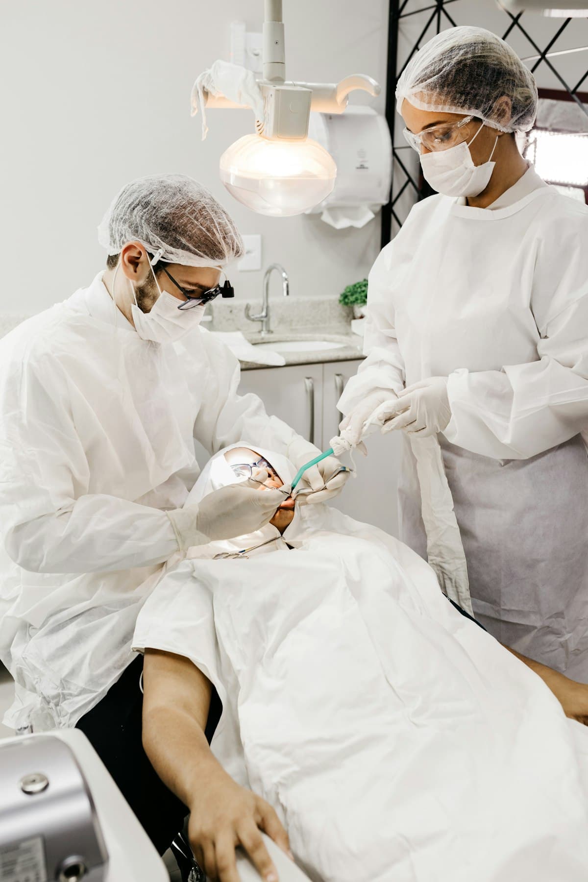 Equipo de una clínica dental trabajando