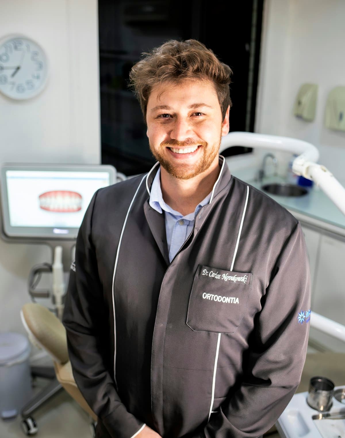 Profesional dental sonriendo en su clínica